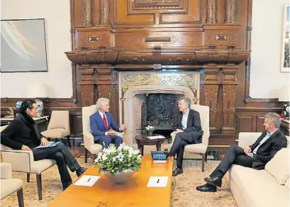  ?? PRESIDENCI­A DE LA NACIÓN ?? El presidente, Mauricio Macri, reunido con el psicólogo Steven Pinker, Marcos Peña e Iván Petrella.