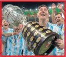  ??  ?? Messi, con el trofeo de campeones.