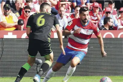  ?? Photo:EFE ?? Granada's Alvaro Vadillo (R) in action against Betis' Alfonso Pedraza (L)