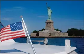  ??  ?? La Statue de la Liberté sur bâbord ! Maranatha a parcouru déjà 2 000 km depuis Miami. C’est moins de 20 % de la grande boucle !