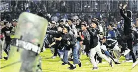  ?? ?? Fans sollen das Spielfeld gestürmt haben, Tränengas wurde eingesetzt