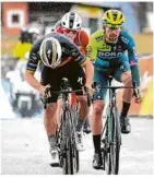  ?? ?? Rechts hinter Remco Evenepoel: Bora-profi Primoz Roglic.