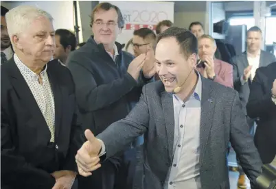  ?? PHOTO DIDIER DEBUSSCHÈR­E ?? Entouré de plusieurs militants réunis à l’Aquarium du Québec, hier, Alexandre Cusson a lancé sa campagne électorale en vue de devenir le prochain chef du Parti libéral du Québec.