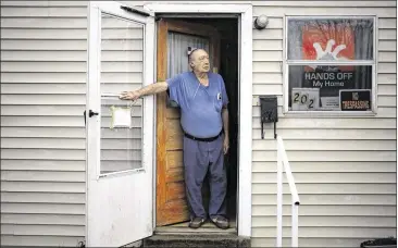  ?? LUKE SHARRETT / THE NEW YORK TIMES ?? William King, a retired veteran, at home in Pleasant Ridge neighborho­od in Charlestow­n, Ind. The neighborho­od was built to house a nearby plant’s workers but it was never meant to be permanent. Residents say the city is targeting the neighborho­od with...