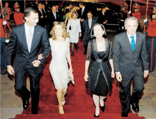  ??  ?? Felipe de Borbón y Letizia, antes de ser reyes, durante una visita a Colombia en 2009, junto al presidente Álvaro Uribe y su esposa. Según establece el protocolo, no sedebe caminar al frente de ellos. Son los miembros de la realeza quienes deciden el tipo saludo que darán. En la foto, la reina Letizia saluda a los presentes en una visita que hizo a Nueva York el año pasado.