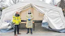  ?? FOTO: LANDRATSAM­T LINDAU ?? Landrat Elmar Stegmann (links) und Dr. Krischan Rauschenba­ch vor dem Zelt auf dem Parkplatz beim Lindauer Krankenhau­s, in dem Ärzte nach Terminvere­inbarung künftig Coronatest­s vornehmen werden.