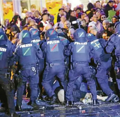  ??  ?? Ein Rechtsrock-Konzert auf dem Marktplatz von Apolda wurde im Oktober vorzeitig beendet. Bei Flaschenwü­rfen aus den Reihen wartender Neonazis wurden mehrere Beamte verletzt. Foto: Kai Mudra