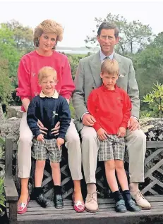  ?? FOTO: DPA ?? Ein Bild aus dem Familienur­laub: Prinz Charles und Prinzessin Diana mit ihren Kindern Harry (l.) und William auf den Scilly-Inseln im Juni 1989.