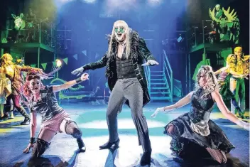  ?? FOTO: JENS HAUER ?? In der Rocky Horror Show ist Hausdiener Riff Raff gar nicht so behäbig, wie er am Anfang scheint.