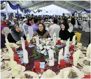  ??  ?? Tea-time chat: datin Seri Rosmah Mansor at the Selangor Majlis Iftar Rakyat which she attended with najib at the Bandar Rinching mosque. — Bernama