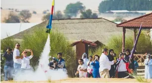  ?? Photo by Neeraj Murali ?? Model rockets made by the Go for Orbit! Mars workshop students take off. —