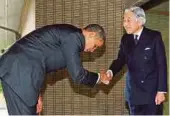  ??  ?? Former president Barack Obama bowing to the emperor in 2009.