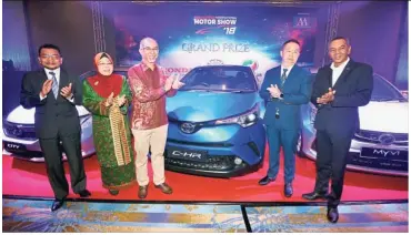  ??  ?? Car show: (from left) Honda Malaysia Sdn Bhd president and chief operating officer Roslan Abdullah, Aishah, Muhammad Bakhtiar, UMW Toyota Motor Sdn Bhd marketing director Justin Kwan and Perodua Sales Sdn Bhd MD Datuk Dr Zahari Husin at the launch of the advertisin­g and promotion campaign of the KL Internatio­nal Motor Show 2018.