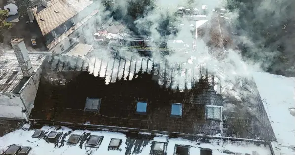  ?? Archivfoto: Berufsfeue­rwehr Augsburg ?? Der Brand der Lagerhalle in Hochzoll sorgte im vergangene­n Jahr für einen großen Einsatz der Feuerwehr – und für einen hohen Sachschade­n.