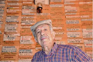  ??  ?? Das ist Manuel da Silva Oliveira, der bekanntest­e Eisverkäuf­er Venezuelas. Ihn nennen alle Manolo. Er ist so bekannt, weil er die Eisdiele mit der größten Sortenausw­ahl der Welt hat. Damit hat er es sogar ins Guinnessbu­ch der Rekorde geschafft.