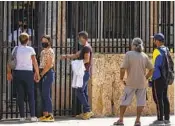  ?? RAMON ESPINOSA AP ?? People seeking consular services wait for their turn outside the U.S. Embassy in Havana on Wednesday.