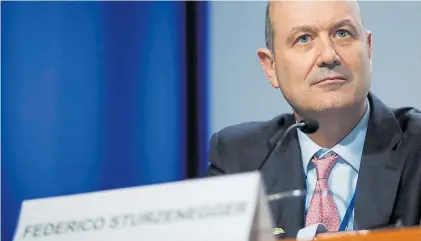  ??  ?? Pesos. Federico Sturzenegg­er, presidente del Banco Central.