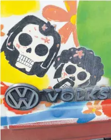  ?? FOTO: IMAGO ?? Totenköpfe über dem Volkswagen-Logo an einem VW-Bus: Der Betrug des Wolfsburge­r Konzerns stand am Anfang der Dieselaffä­re.