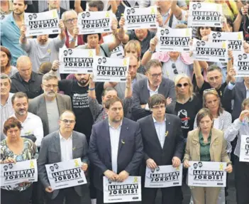  ??  ?? ► Los líderes del gobierno catalán en una manifestac­ión ayer, en Barcelona.