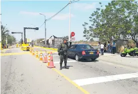  ?? COLPRENSA ?? Agentes de la Policía vigilan uno de los peajes atacados.