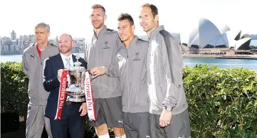  ??  ?? New South Wales Minister for Trade and Industry Niall Blair (2nd L) holds the FA Cup with Arsenal football players Petr Cech (R) Laurent Koscielny (2nd R), Per Mertesacke­r (C) and manager Arsene Wenger (L) in front of the Sydney Opera House on July 11,...