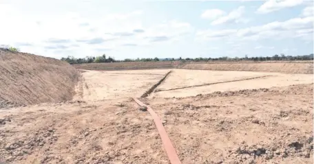  ??  ?? La fosa formada por la empresa Benia Ambiental SA dentro de un predio de 250 hectáreas en la compañía Ñuatî Guasu.