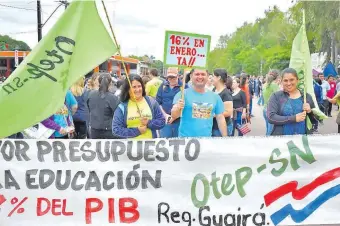  ??  ?? El cierre de ruta también se dio en Villarrica. Anunciaron que seguirán las movilizaci­ones.