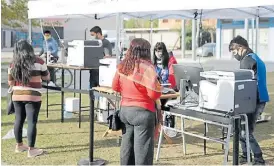  ??  ?? Tecnología. Los stands recorren los principale­s parques públicos de Pilar.