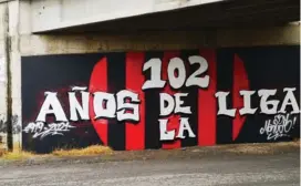  ?? SOY MANUDO ?? Así de bonito estaba el puente alusivo a los 102 años de la Liga.