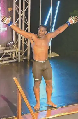  ?? PHOTO BY MARC VASCONCELL­OS/ BROCKTON ENTERPRISE ?? TRAGEDY: Rondel Clark salutes the crowd before a bout Saturday at Cage Titans XXXV.