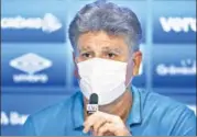  ?? REUTERS ?? Gremio coach Renato Portaluppi and his players took to the field wearing masks for the match against Sao Luiz on Sunday.