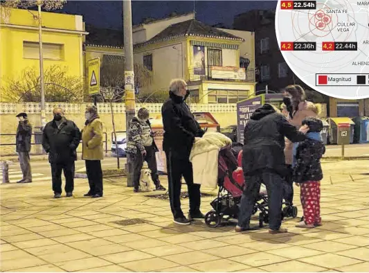  ?? Miguel Ángel Molina / Efe ?? Vecinos de la ciudad de Granada salen asustados a la calle tras percibir los terremotos de la noche del martes.