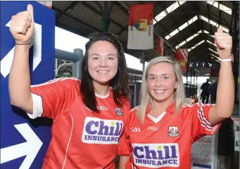  ?? Photos: John Tarrant ?? Samantha Quinn and Hailey O’Shea from Killavulle­n sought Cork wins in the All Ireland Hurling semi finals.