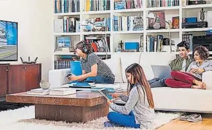  ?? (LA VOZ) ?? Hiperconec­tados. TV, computador­a, tablet y teléfonos a menudo funcionan en simultáneo en una casa.