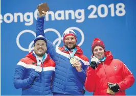  ??  ?? SEIERSPALL­EN: Aksel Lund Svindal tok Norges første OL-gull i utfor, med Kjetil Jansrud på sølvplass. Beat Feuz fra Sveits fikk bronse.