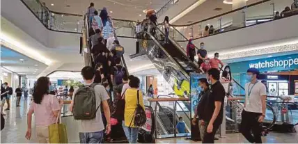  ?? (Foto Asyraf Hamzah /BH) ?? Tinjauan mendapati orang ramai mengabaika­n SOP dengan tidak mengamalka­n penjarakan sosial di sebuah pusat beli-belah di Kuala Lumpur, semalam.