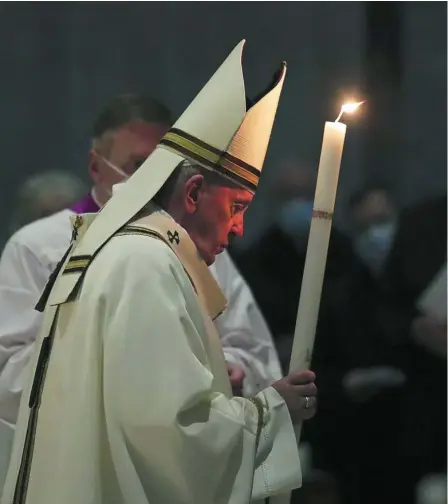  ??  ?? La basílica de San Pedro se apaga para luego iluminarse para la liturgia