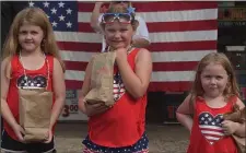  ?? MEDIANEWS GROUP FILE PHOTO ?? Emily Durbin, 8, Lily Knolton, 7, and Skylar Schatz, 5, have their bags to get candy at the Collingdal­e July 4th parade last year.