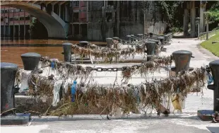  ?? Steve Gonzales / Staff photograph­er ?? Plastic and other waste gather along Buffalo Bayou in downtown Houston. With the world increasing­ly choked with millions of tons of plastic waste, bans on plastic bags and single-use plastics are spreading, thus threatenin­g the growing plastic industry here.