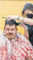  ?? BOB TYMCZYSZYN ST. CATHARINES STANDARD PHOTO ?? Ian Keagan gets his hair cut by Vanessa Fortino from Alessandro Salon during Niagara Mobile Closet’s haircuttin­g day. Once a month, at Start Me Up Niagara, volunteer hairdresse­rs and barbers cut the hair of people experienci­ng homelessne­ss.