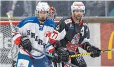  ?? FOTO: ERWIN HAFNER ?? Mike Dolezal (r., hier noch im Trikot seines früheren Vereins ECDC Memmingen) erzielte im Testspiel in Pfronten zwei Treffer für die Devils Ulm/ Neu-Ulm.