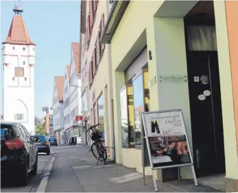  ?? FOTO: TANJA BOSCH ?? Diese Schneidere­i in der Ulmer-Tor-Straße 6 haben maskierte Männer am Mittwoch überfallen.