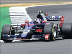  ??  ?? RETO. Carlos Sainz, con el Toro Rosso en el asfalto de Silverston­e.