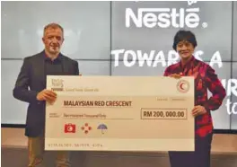  ?? ?? Aranols presenting a mock cheque to MRCS national chairperso­n Tunku Puteri Intan Safinaz Almarhum Sultan Abdul Halim Mu’adzam Shah.