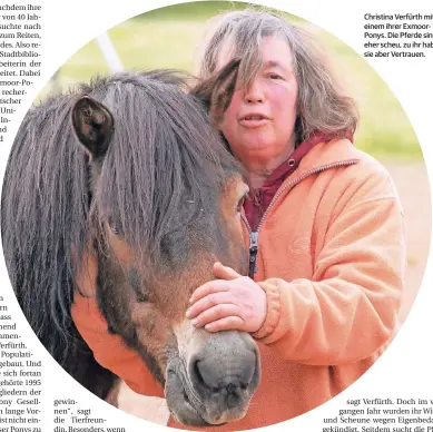  ??  ?? Christina Verfürth mit einem ihrer ExmoorPony­s. Die Pferde sind eher scheu, zu ihr haben sie aber Vertrauen.