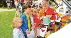  ?? Foto: Brigitte Glas ?? Ein „Lucas“ist ein Gerät für die Herzdruckm­assage. Diese Kinder konnten die Frage bei der Schnitzelj­agd beantworte­n.