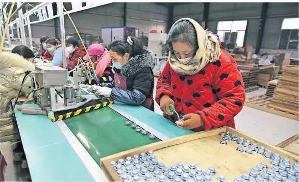  ?? FOTO: CHINATOPIX/AP ?? Die steigende Zahl von Corona-Infektione­n gefährdet die Produktion in chinesisch­en Fabriken, hier ein Lautsprech­erwerk in der Provinz Anhui.