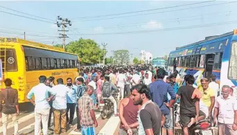  ?? ?? Following the accident, residents staged a protest near the Thokkavadi bus stop at Tiruchengo­de, in Namakkal, disrupting tra ic for two hours.