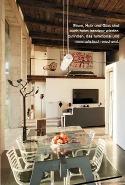  ??  ?? Eisen, Holz und Glas sind auch beim Interieur wiederzufi­nden, das funktional und minimalist­isch erscheint.