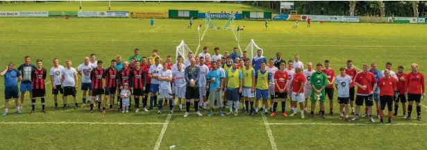  ??  ?? The players line up at the Lee Mairs memorial football competitio­n